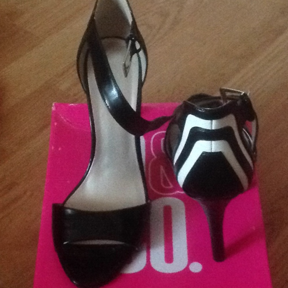 Shoes - Picture 3 of 6
